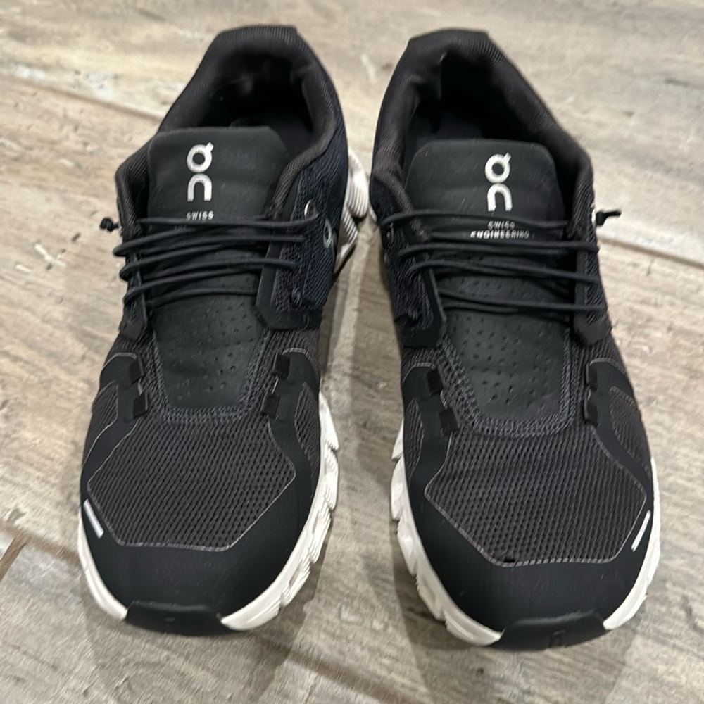 On CloudRunner Black Women’s Size 8